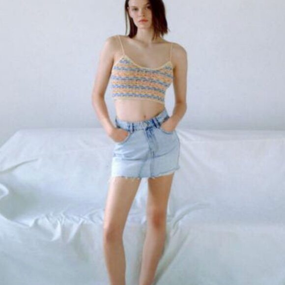 Zara High-Waisted Light Wash Denim Shorts Raw Hem - Size Medium - Picture 1 of 5